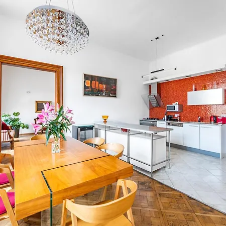 Aparthotel Malostranska 4*